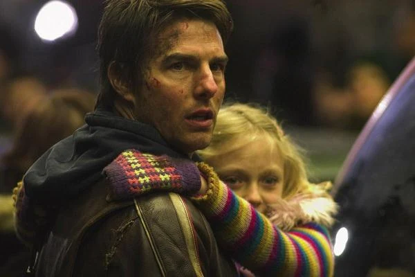"Wojna światów" (2005) to jeden z najsłabszych filmów w reżyserskim dorobku Spielberga (główne role zagrali w niej Tom Cruise i Dakota Fanning)