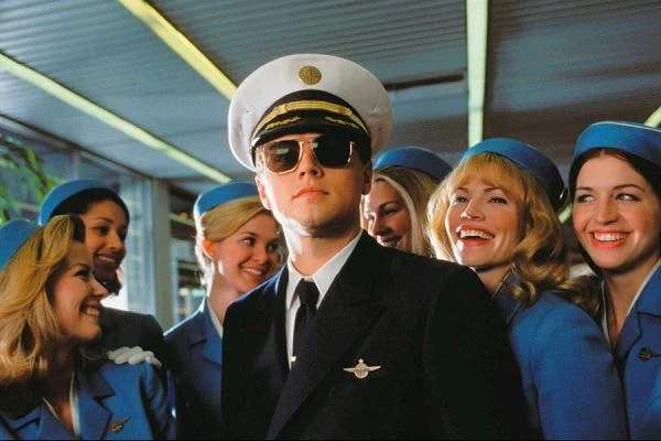 Leonardo DiCaprio w roli brawurowego oszusta Franka Abagnale'a, najmłodszej osoby w historii, która znalazła się na liście najbardziej poszukiwanych przestępców FBI w filmie "Złap mnie jeślisz potrafisz" (2002)