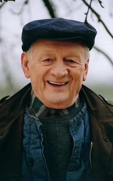 Witold Pyrkosz urodził się 24 grudnia 1926 roku w Krasnymstawie. Urodził się... dwukrotnie. Zawdzięczał to swojej babci, Bronisławie Kałahurskiej, która nie mogąc znieść, że jej wnuk urodził się w "jakimś Krasnymstawie" zmieniła jego miejsca urodzenia na dużo bardziej znany Lwów. Mało tego. W trosce o przyszłe dobro wnuczka babcia Bronisława przesunęła także datę urodzenia... Faktyczna data 24 grudnia 1926 roku w akcie urodzenia została opóźniona o kilka dni.