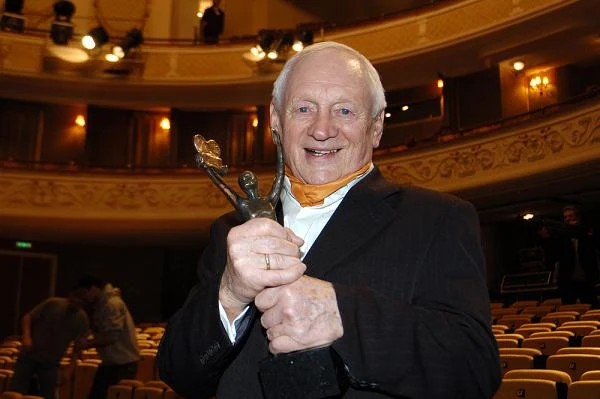 W 1954 roku został absolwentem Państwowej Wyższej Szkoły Aktorskiej w Krakowie. W teatrze zadebiutował w 1955 roku rolą Janka Topolskiego w spektaklu "Lekkomyślna siostra" Włodzimierza Perzyńskiego w reżyserii Tadeusza Kubalskiego. W filmie pojawił się po raz pierwszy w 1956 roku w filmie "Cień" w reżyserii Jerzego Kawalerowicza.