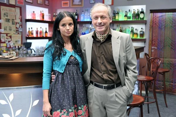 W serialu "Synowie" (2009) wcieliła się w postać seksownej siostrzenicy głównego bohatera, którego grał... jej dobry znajomy ze "Złotopolskich" i "Daleko od noszy" - Paweł Wawrzecki.