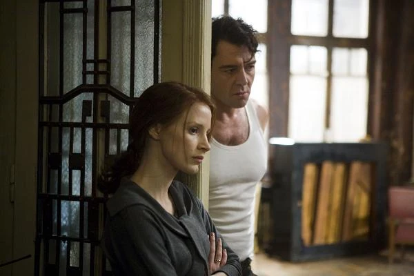 Zdjęcia do thrillera "Dług" powstały w 2009 roku, jednak obraz ujrzał światło dzienne dopiero pod koniec 2010 roku