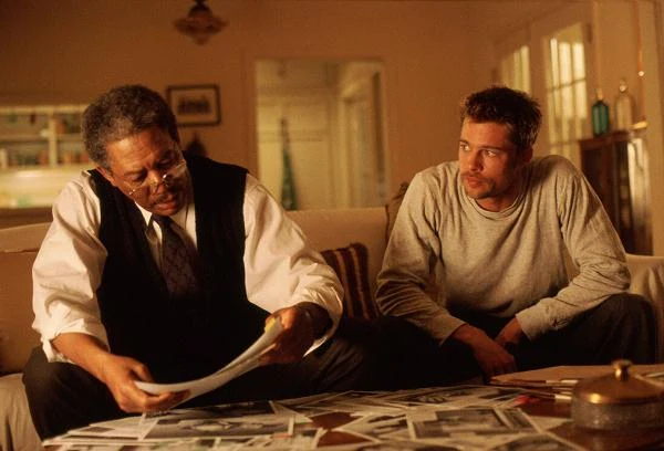 Morgan Freeman i Brad Pitt na tropie religijnego psychopaty, mordującego biblijnym kluczem - "Siedem" (1995) to jeden najlepszych thrillerów w historii kina