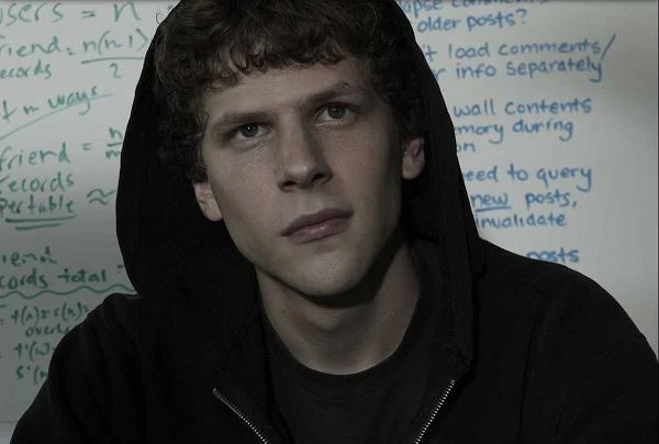 Jesse Eisenberg fenomenalnie wcielił się w rolę genialnego, ale nieprzystosowanego do życia w normalnym świecie założyciela Facebooka, Marka Zuckerberga w "The Social Network" (2010)