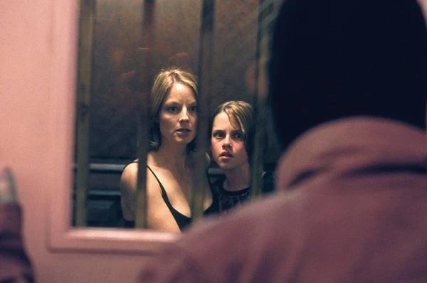 Laureatka dwóch Oscarów - Jodie Foster i wówczas nieznana, a dziś za sprawą "Zmierzchu" mająca miliony fanów - Kristen Stewart w "Azylu" (2001) muszą zmierzyć się z włamywaczami