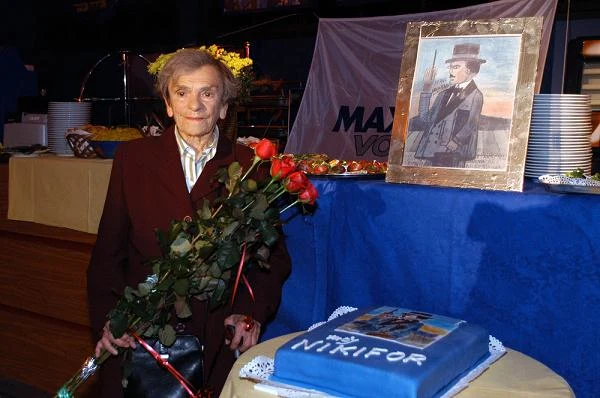 Krystyna Feldman i tort z okazji premiery filmu "Mój Nikifor"