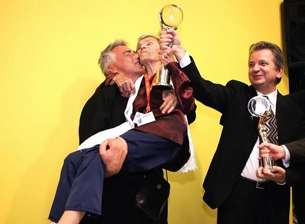 Odebranie nagrody dla najlepszej aktorki w Karlowych Warach - Krystyna Feldman, Krzysztof Krauze i Jan Machulski