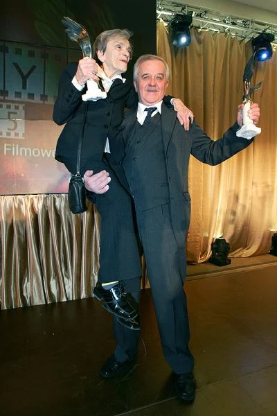 Krystyna Feldman na rękach Mariana Dziędziela