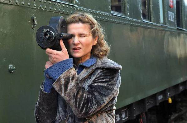 Bohaterka "Afonii i pszczół" (2009) ma jedną wielką pasję, jaką jest filmowanie - fot. Anna Gondek