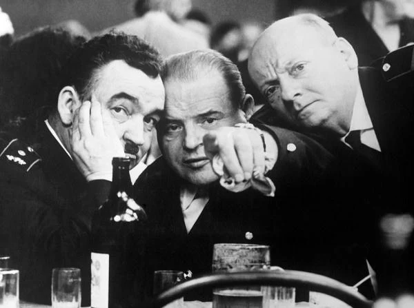 "Pali się, moja panno" (1967) to komediowa opowieść o fajtłapowatych strażackich działaczach, borykających się z zadaniami przerastającymi ich siły