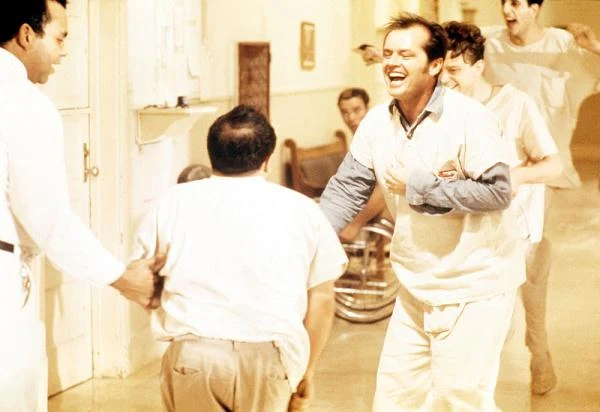 "Lot nad kukułczym gniazdem" (1975) jest jednym z bezdyskusyjnych arcydzieł światowego kina i jednym z kilku filmów w historii, które zdobyły 5 Oscarów w najważniejszych kategoriach