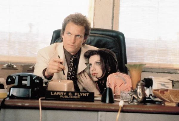 "Skandalista Larry Flynt" (1996) z brawurową rola Woody'ego Harrelsona - to opowieść o burzliwym życiu wydawcy pisma pornograficznego "Hustler"