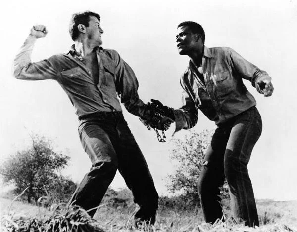 W filmie "Ucieczka w kajdanach" (1958) o dwóch więźniach, którym udało się uciec z aresztu, Poitierowi partnerował Tony Curtis