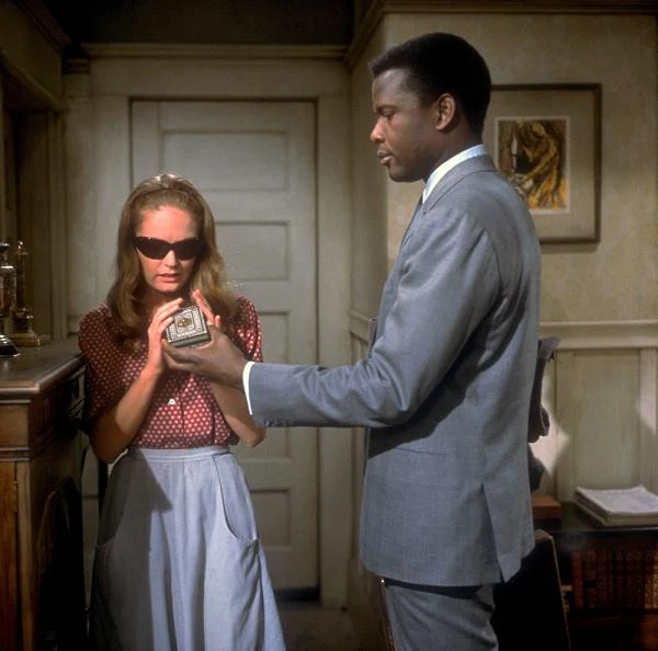 W 1965 roku Poitier wystąpił w filmie "W cieniu dobrego drzewa", w którym jego bohater - Gordon Ralfe - zaprzyjaźnia się z niewidomą dziewczyną