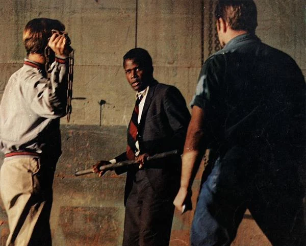 W filmie "W upalną noc" (1967) w reżyserii Normana Jewisona, który zdobył Oscara dla najlepszego filmu, Poitier wcieliłsię w postać detektywa, któremu zlecona zostaje sprawa morderstwa w jednym z rasistowskich miast południa USA.