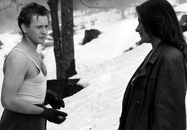 Kolejną ważną kreacją filmową Łomnickiego był zadziorny partyzant, ukrywający na bieszczadzkim "zesłaniu" kompleksy i bolesną przeszłość w "Bazie ludzi umarłych" (1958) Czesława Petelskiego