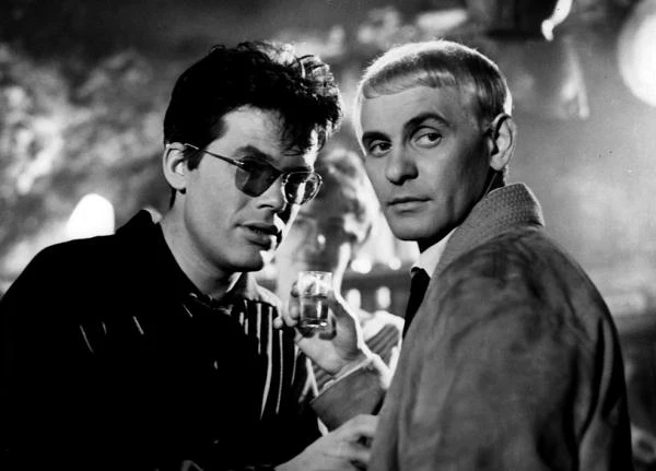 W "Niewinnych czarodziejach" (1960) Andrzeja Wajdy Łomnicki zagrał pozującego na intelektualistę-cynika lekarza Bazylego.