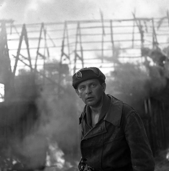 W wojennym dramacie "Zerwany most" (1962) Jerzego Passendorfera zagrał mężczyznę fałszywie oskarżonego o współpracę z banderowcami, przeciw którym walczył.