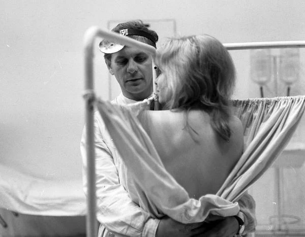 W "Barierze" (1966) Jerzego Skolimowskiego Łomnicki zagrałniewielką rólkę lekarza w przychodni zakładowej