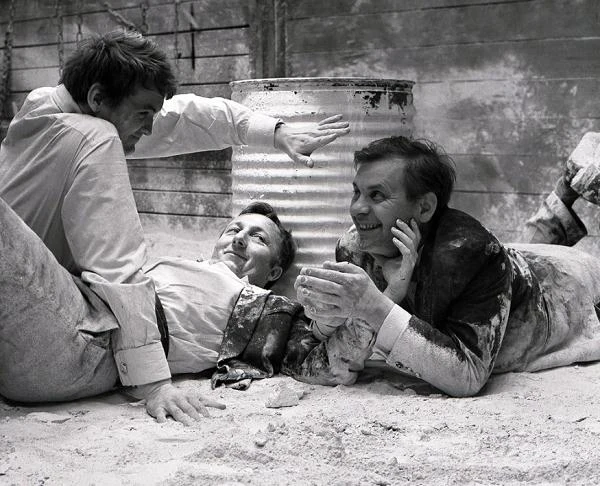 W obrazie "Ręce do góry" (1967) Jerzego Skolimowskiego jego bohater nazywał się... Opel Rekord