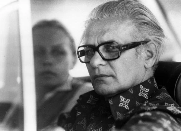 W "Człowieku z marmuru" (1976) zagrał reżysera Burskiego, który był rodzajem autoironicznej parodii własnego wizerunku Łomnickiego, postrzeganego wówczas w środowisku jako lojalny, partyjny współpracownik reżimu.