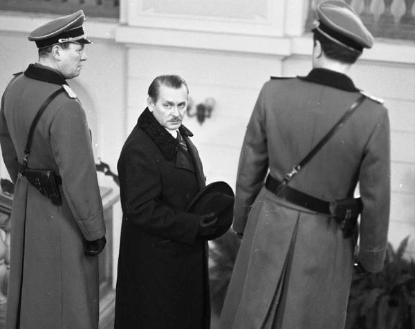 W obrazie "... gdziekolwiek jesteś Panie Prezydencie" (1978) Andrzeja Trzosa-Rastawieckiego stworzył heroiczną postać Stefana Starzyńskiego.