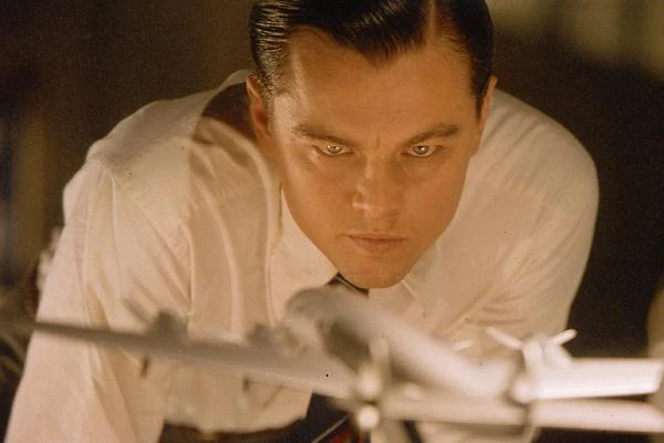 Leonardo DiCaprio jako Howard Hughes w scenie z filmu "Aviator"