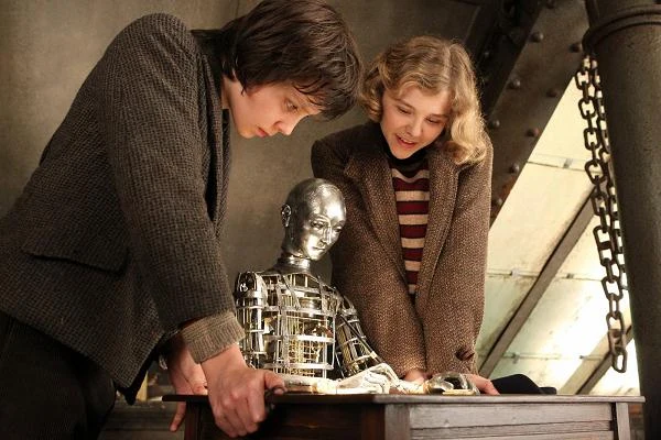 Asa Butterfield i Chloë Grace Moretz w filmie "Hugo i jego wynalazek"
