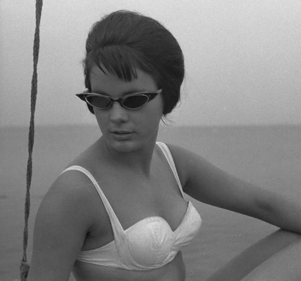 Główna kobieca rola przypadła w udziale amatorce Jolancie Umeckiej, którą według z jednej z anegdot, Polański wypatrzyć miał na basenie Legii.