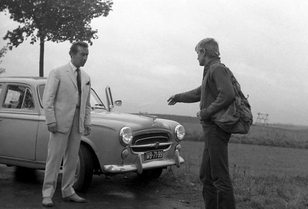 Bohaterów "Noża w wodzie" jest troje. Grany przez Niemczyka Andrzej, dziennikarz sportowy, jedzie z atrakcyjną żoną Krystyną (Umecka) na krótki wypoczynek na Mazury. Ich samochód zostaje zatrzymany na drodze przez młodego autostopowicza (Malanowicz).