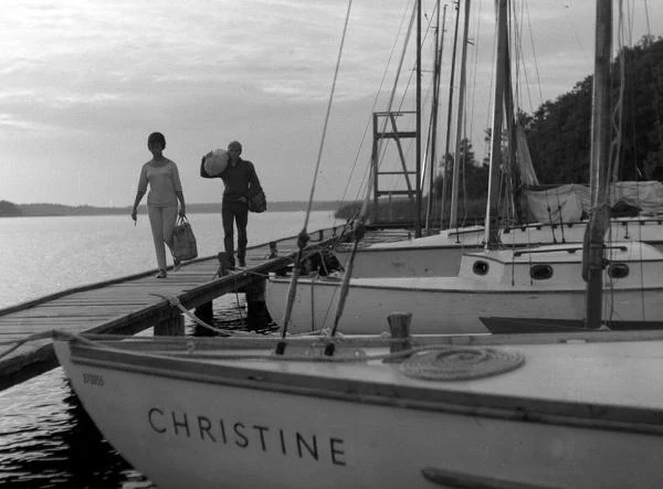 Andrzej decyduje się zaprosić autostopowicza do samochodu, a później na swój piękny jacht.