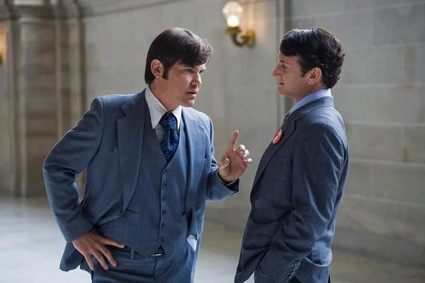 Z Joshem Brolinem w scenie z filmu "Obywatel Milk". Tytułowa rola przyniosła mu drugiego w karierze Oscara