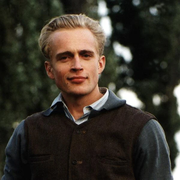 Mimo że już w 1991 roku Adamczyk zadebiutował w epizodycznej roli w serialu Andrzeja Konica "Pogranicze w ogniu", pierwszym poważnym aktorskim występem była rola "Cwale" (1995) Krzysztofa Zanussiego.