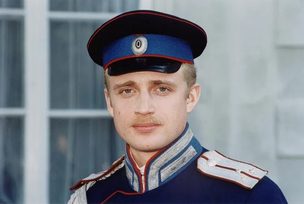 W serialu "Przeprowadzi" (2000) Leszka Wosiewicza Adamczyk wcielił się w postać adiutanta generała, granego przez Adama Ferencego.