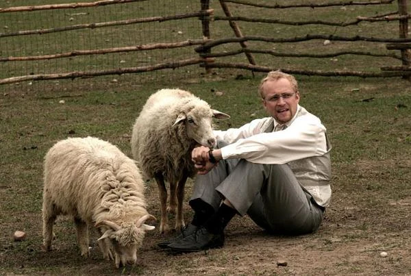 W 2007 r. Adamczyka można było zobaczyć w pełnym zwariowanych zwrotów akcji "Testosteronie" Koneckiego i Saramonowicza. Od postaci wielkiego Polaka, papieża Jana Pawła II, aktor przeszedł do roli komediowej.