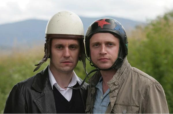 Papież z Popiełuszką? Piotr Adamczyk i Adam Woronowicz w "Świętym interesie" (2010) Macieja Wojtyszki starają się zrzucić balast poprzednich ról.