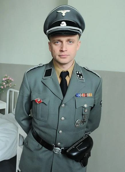 W telewizji Adamczyk wcielił się również w postać będącą czarnym charakterem - w popularnym serialu wojennym "Czas honoru" gra nieprzeciętnie inteligentnego, a zarazem bezwzględnego SS-obersturmbannfuehrera Larsa Rainera.