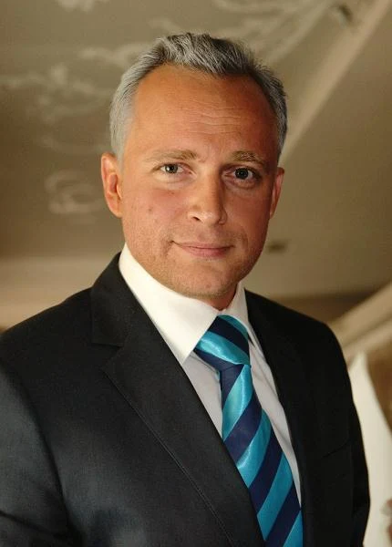 Zaraz, zaraz, karnacja skóry się zgadza, tylko kolor krawata jakby trochę inny. Piotr Adamczyk w kampanii reklamowej Netii podszył się pod postać znanego polityka.