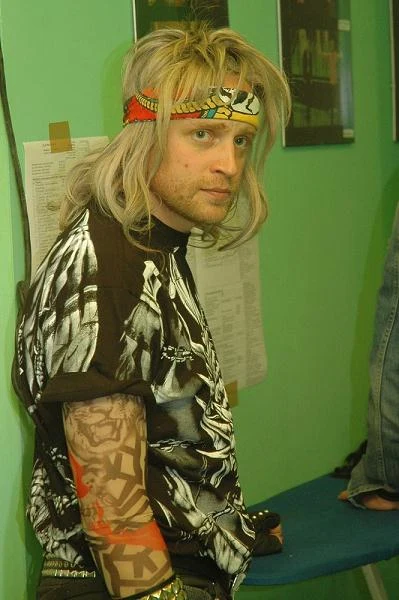 Rockowy image zaprezentował w 2009 roku podczas festiwalu w Opolu, gdzie wystąpił na scenie u boku Borysa Szyca i Tomasza Karolaka.