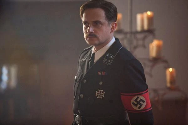 Najnowsze wcielenie Adamczyka to Hermann Brunner, przeciwnik Klossa, w filmie Patryka Vegi "Hans Kloss. Stawka większa niż śmierć".