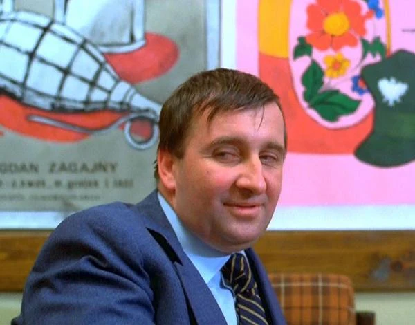 W słynnym "Misiu" (1980) w roli kierownika produkcj Hochwandera. Słynne spojrzenie w reakcji na pojawienie się "wesołego Romka" przeszło do historii polskiego kina. W słynnym "Misiu" (1980) w roli kierownika produkcj Hochwandera. Słynne spojrzenie w reakcji na pojawienie się "wesołego Romka" przeszło do historii polskiego kina.