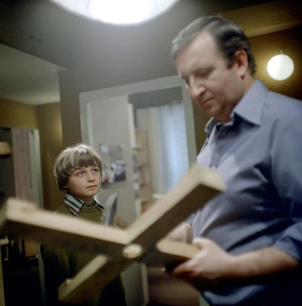 Najmłodsza publiczność pamięta Kowalewskiego m.in. z ról w serialach "Rodzina Leśniewskich" (1978) - na zdjęciu - i "Janka" (1989). Najmłodsza publiczność pamięta Kowalewskiego m.in. z ról w serialach "Rodzina Leśniewskich" (1978) - na zdjęciu - i "Janka" (1989).