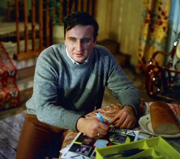 W "Brunecie wieczorową porą" (1976) Stanisława Barei zagrał głównego bohatera Michała Romana, któemu cyganka przepowiada... zabicie tytułowego bruneta. W "Brunecie wieczorową porą" (1976) Stanisława Barei zagrał głównego bohatera Michała Romana, któemu cyganka przepowiada... zabicie tytułowego bruneta.