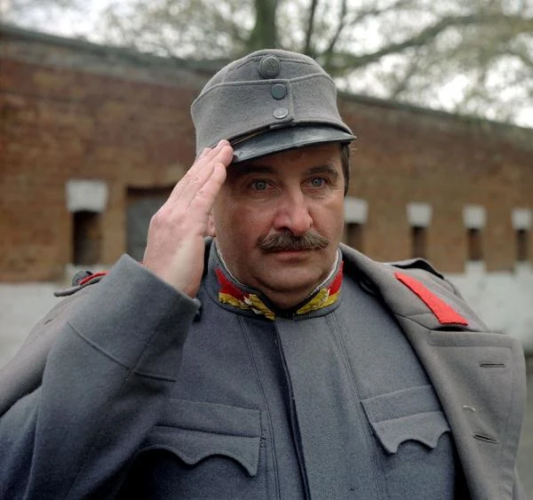 Niewielka, ale pamiętna rólka w "C.K.Dezerterach" (1985) Janusza Majewskiego. Niewielka, ale pamiętna rólka w "C.K.Dezerterach" (1985) Janusza Majewskiego.