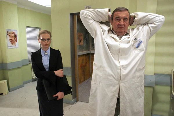 W sitcomie "Daleko od noszy" stworzył zapadającą w pamięć kreację ordynatora Zygmunta Łubicza. W sitcomie "Daleko od noszy" stworzył zapadającą w pamięć kreację ordynatora Zygmunta Łubicza.