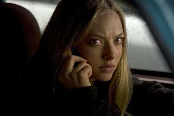 Amanda Seyfried w scenie z filmu "Zaginiona"