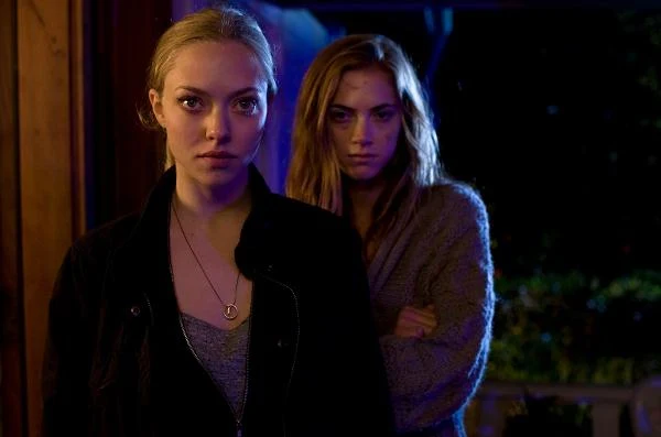 Amanda Seyfried i Emily Wickersham w scenie z filmu "Zaginiona"