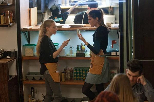 Amanda Seyfried i Jennifer Carpenter w scenie z filmu "Zaginiona"