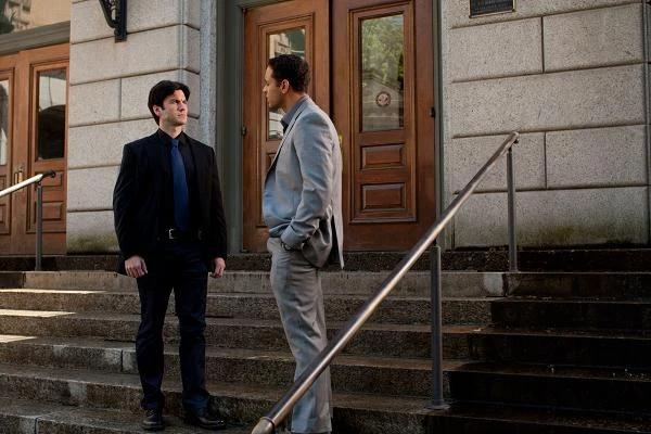 Wes Bentley i Daniel Sunjata w scenie z filmu "Zaginiona"