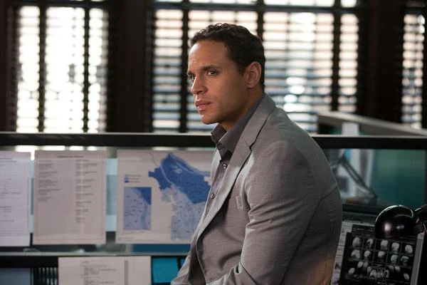 Daniel Sunjata w scenie z filmu "Zaginiona"